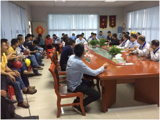 演練總指揮、工廠負(fù)責(zé)人等人員集合進(jìn)行演練總結(jié)大會(huì)