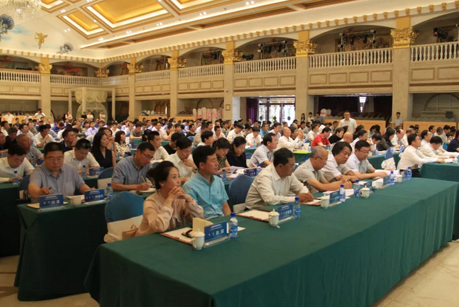 堅(jiān)持?jǐn)U大應(yīng)用 挖掘鋁業(yè)新增長點(diǎn) 2018年擴(kuò)大鋁應(yīng)用高層論壇在霍林郭勒市舉行