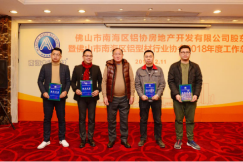 副會(huì)長林棣賢先生與新會(huì)員代表合影