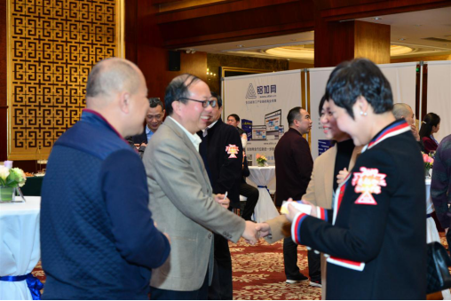 　　企業(yè)家們熱情主動(dòng)交流，現(xiàn)場(chǎng)氣氛熱絡(luò)融洽